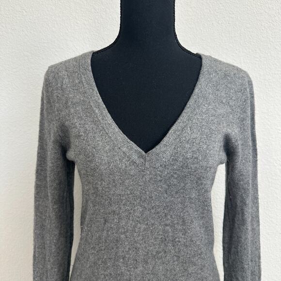 Caslon Sweater Women Medium 100% Cashmere Pullover Gray V Neck Casual Work - Picture 2 of 9